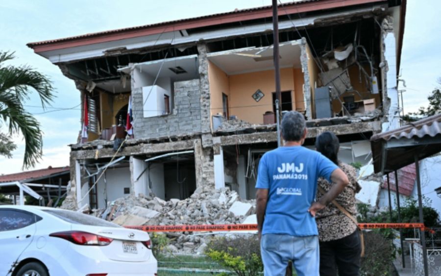 Una pareja observa el edificio derrumbado de la Gobernación de Penónome tras el terremoto de magnitud 7,6 que sacudió el país, en Penónome, Panamá, el 9 de octubre de 2026