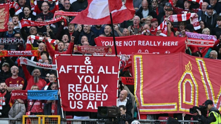 Banderas contra Manchester City en Anfield