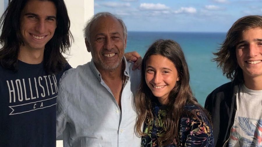 Gustavo Yankelevich junto a sus nietos Franco, Valentín y Azul