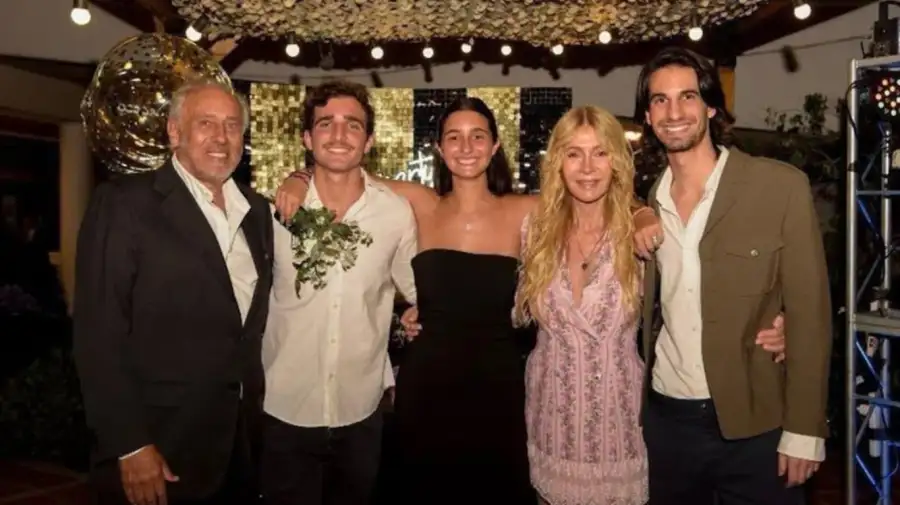 Gustavo Yankelevich y Cris Morena junto a sus nietos, Valentín, Azul y Franco