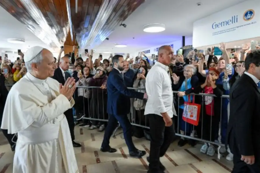 El papa León XIV se dirige al quirófano para someterse a una operación
