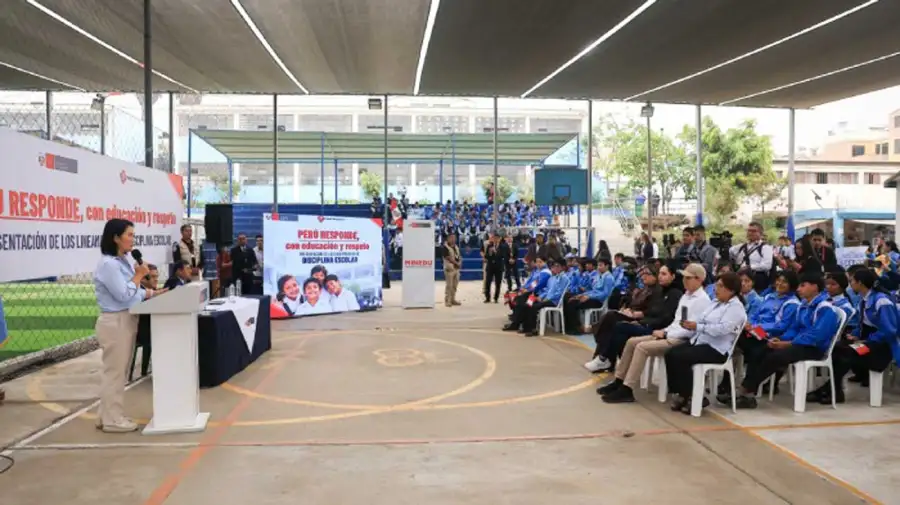 Keiko Fuijimori presentando las nuevas medidas de disciplina escolar