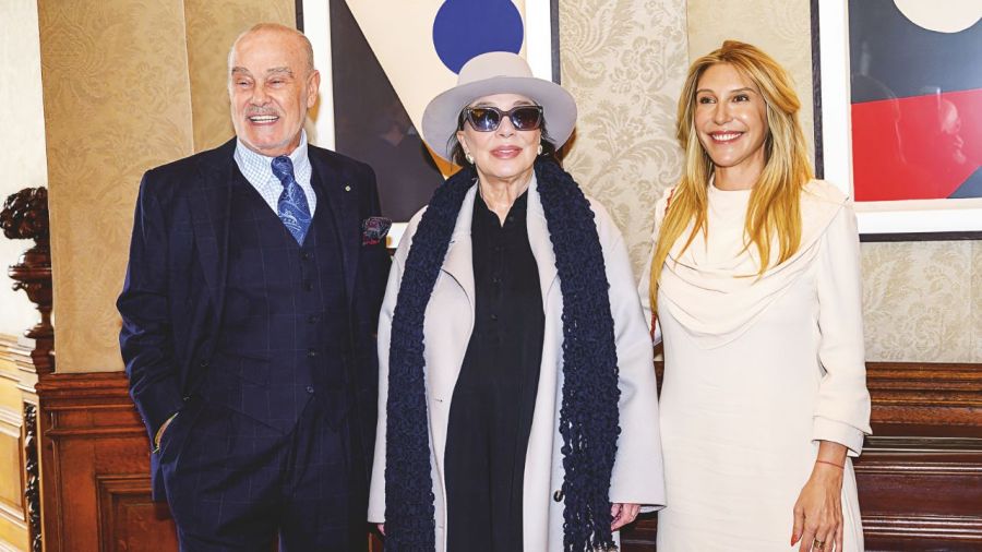 Amalia Amoedo condecorada en la Embajada de Francia