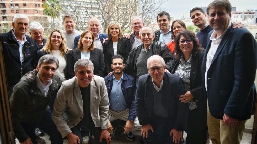 Cónclave de legisladores en Casa Radical