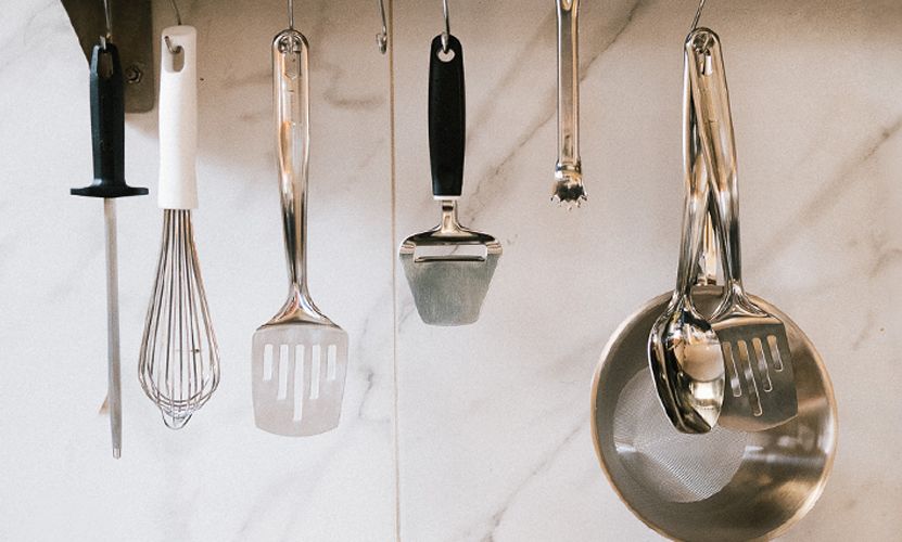 Equipamiento profesional de alta resistencia: las baterías de cocina de acero inoxidable están diseñadas para soportar el ritmo exigente de la gastronomía moderna.