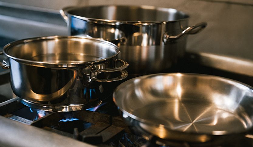 Equipamiento profesional de alta resistencia: las baterías de cocina de acero inoxidable están diseñadas para soportar el ritmo exigente de la gastronomía moderna.
