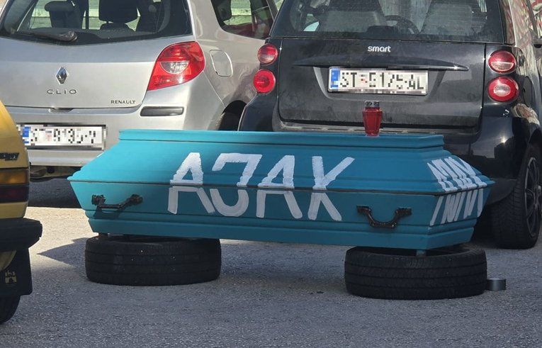 Ataúd pintado con Ajax