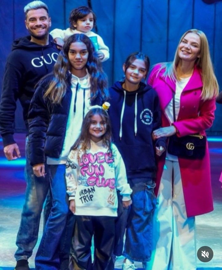 Eliana Guercio y Chiquito Romero junto a sus hijos