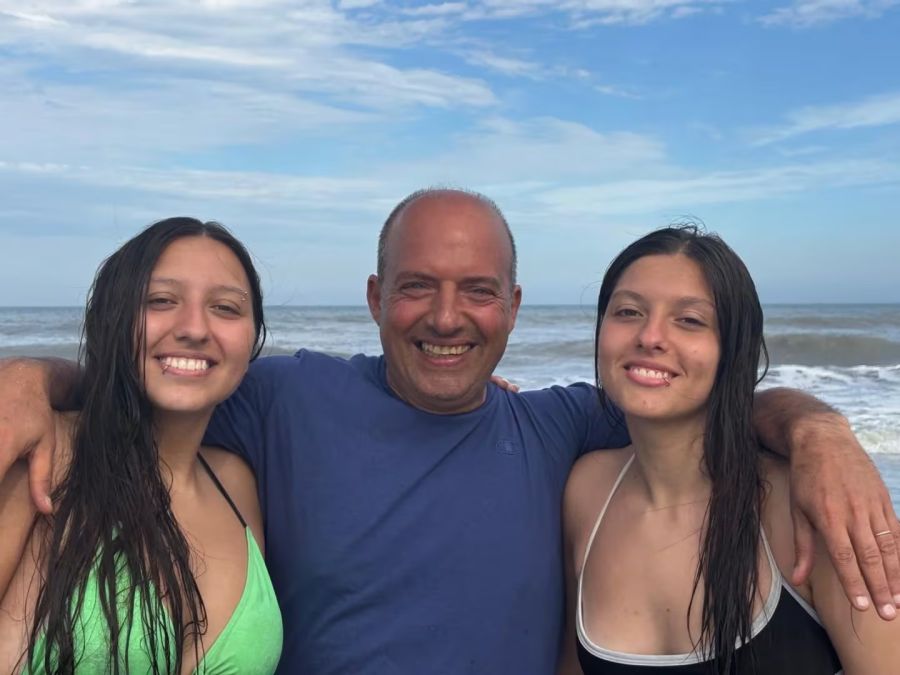 Fernando Confessore y sus dos hijas