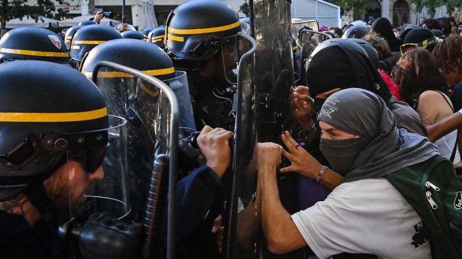 Fotogaleria Manifestantes se enfrentan a agentes de la policía antidisturbios durante una protesta de estudiantes de secundaria en Montpellier, en el sur de Francia