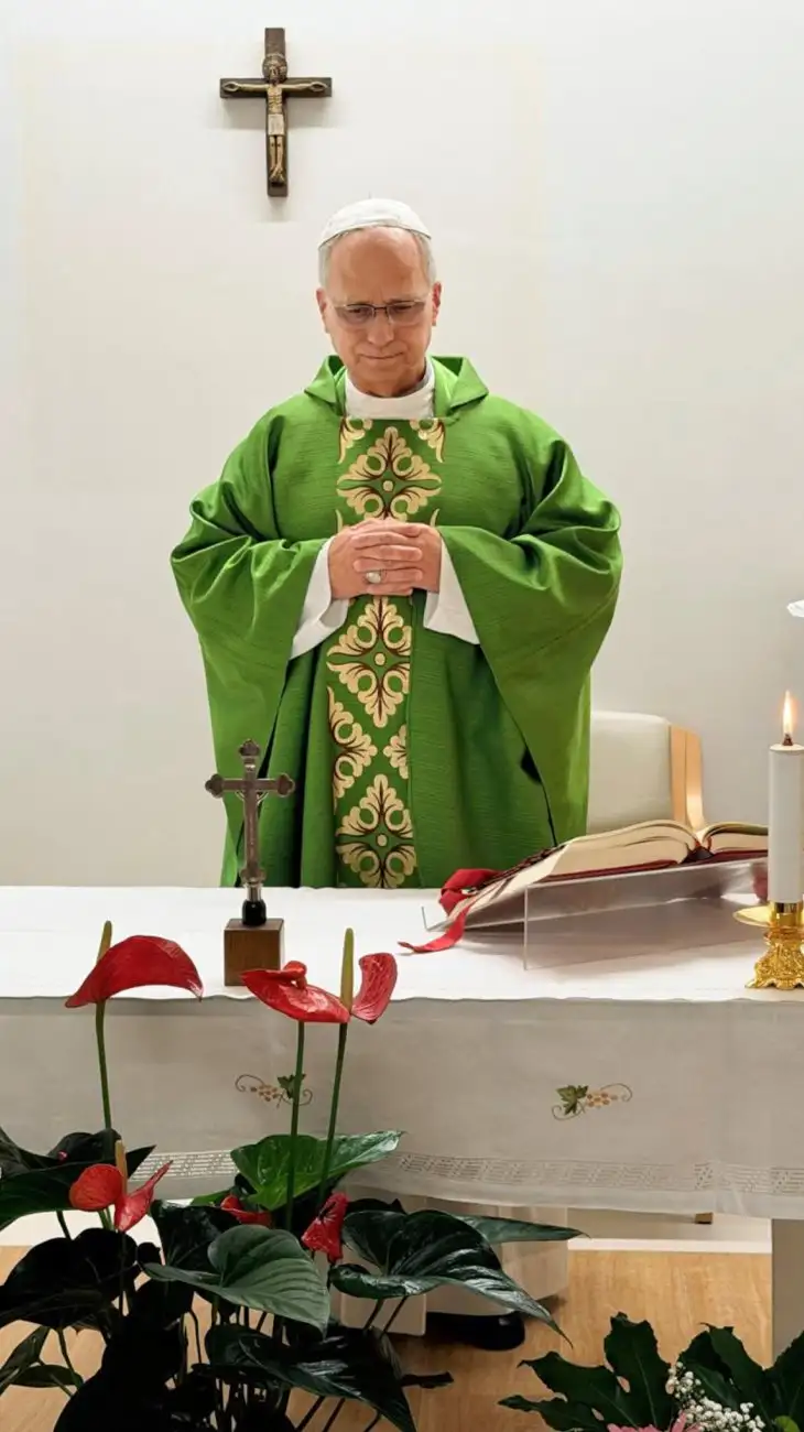 Papa León XIV oficiando una misa en el Hospital Universitario Gemelli de Roma
