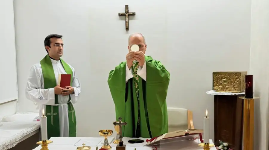 Papa León XIV oficiando una misa en el Hospital Universitario Gemelli de Roma