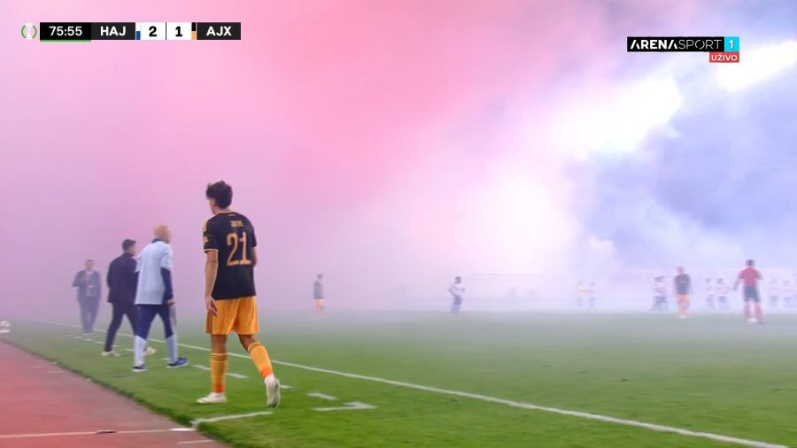 Partido suspendido por pirotecnia 