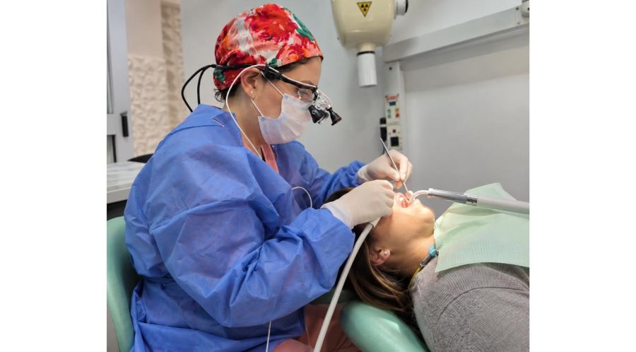 ¿Se te mueven los dientes y pensás que es normal?