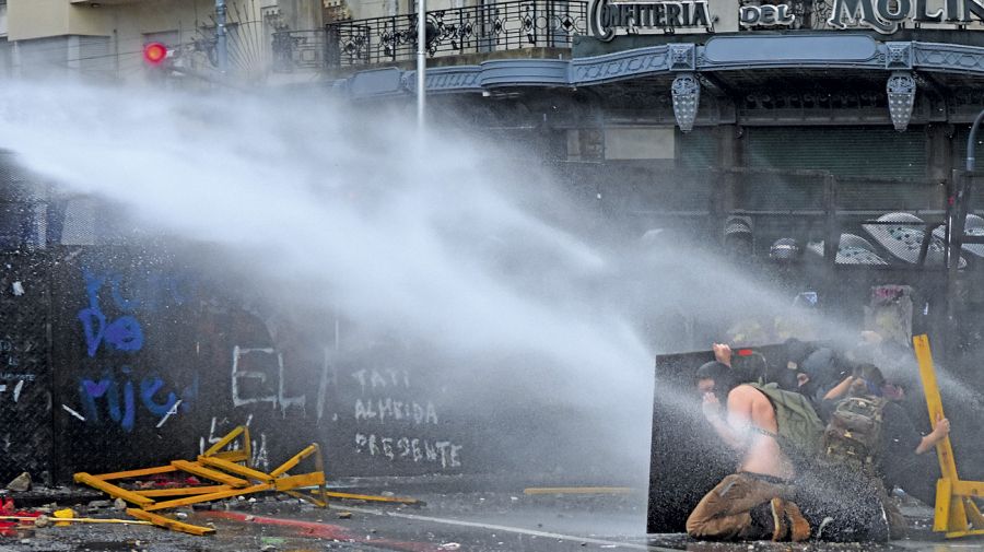 GAS PICANTE, LÁGRIMAS Y BALAS DE GOMA. Los manifestantes resistieron. El Gobierno los acusa de atentar contra la democracia.