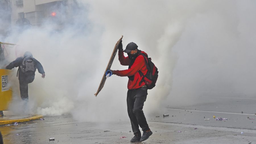 GAS PICANTE, LÁGRIMAS Y BALAS DE GOMA. Los manifestantes resistieron. El Gobierno los acusa de atentar contra la democracia.