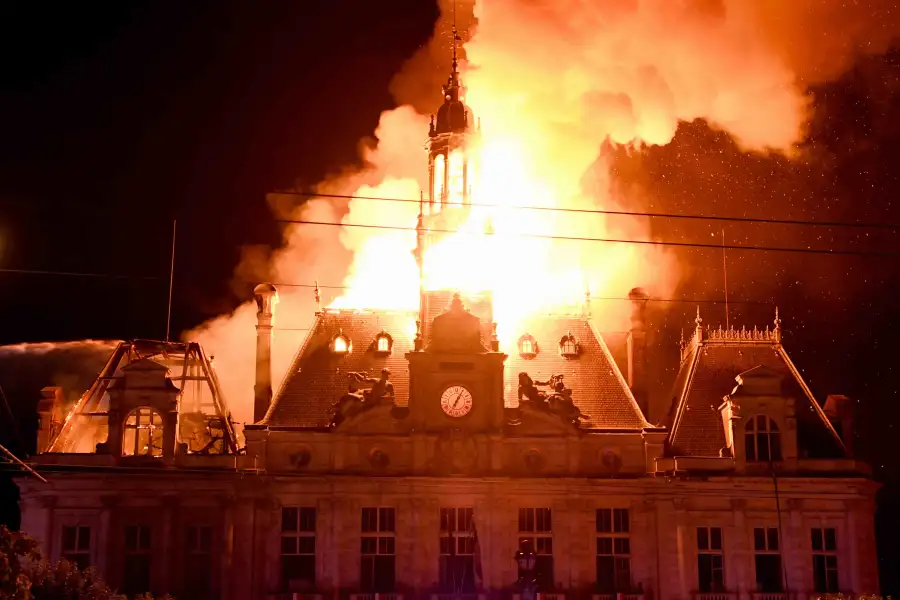 Incendiaron el histórico ayuntamiento de Limoges.
