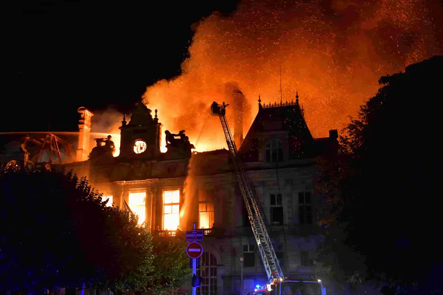 Incendiaron el histórico ayuntamiento de Limoges.