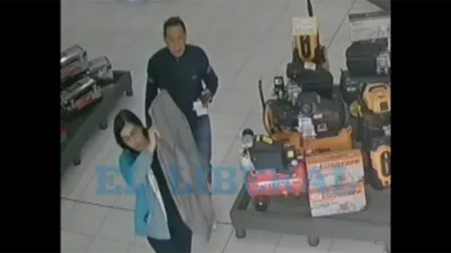 La foto que muestran en Santiago del Estero, con Mariano Páez y su pareja en el comercio del presunto robo de dinero.