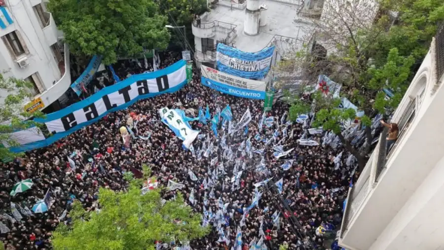 La militancia kirchnerista se acercó en gran número a acompañar a Cristina Kirchner en el Día de la Militancia.