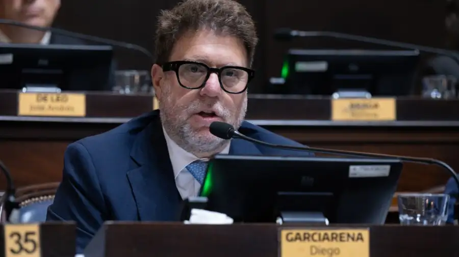 El diputado radical Diego Garciarena propuso transferir a los intendentes los fondos de Fortalecimiento Municipal con carácter de libre disponibilidad. La iniciativa fue postergada de forma indefinida el 29 de septiembre