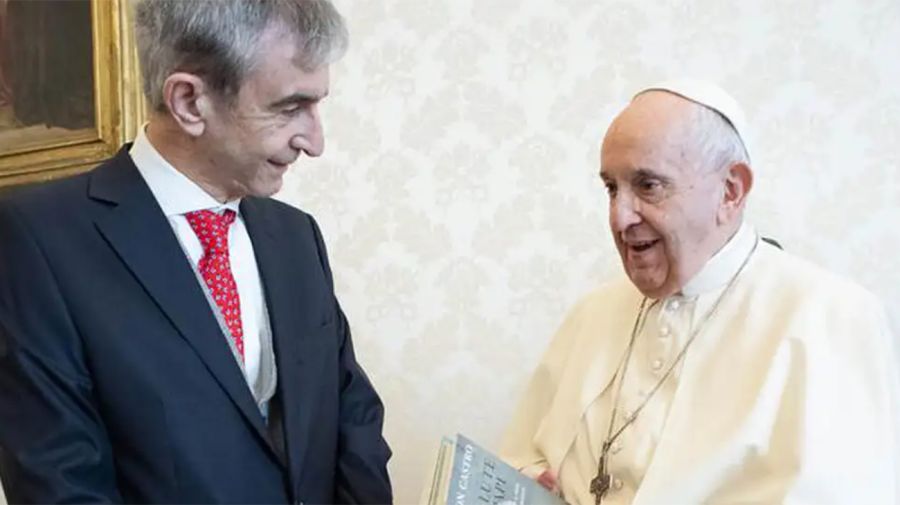 Nelson Castro y el Papa Francisco en el Vaticano.