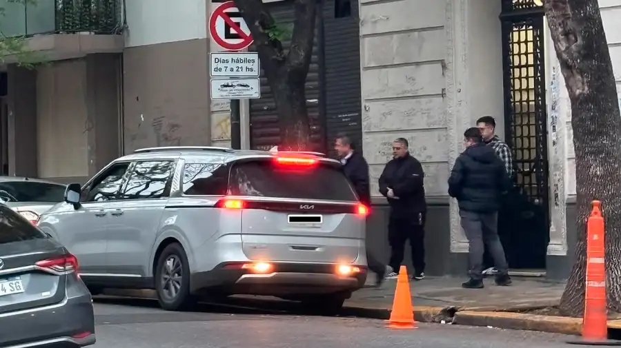 San José 1111. El exministro va todas las semanas.