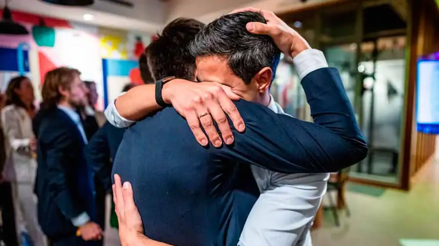 El primer ministro neerlandés, Rob Jetten y su pareja, el argentino Nicolás Keenan