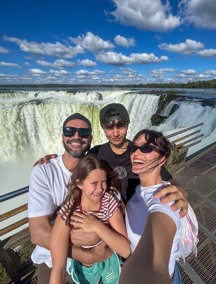 Gonzalo Heredia y Brenda Gandini junto a sus hijos