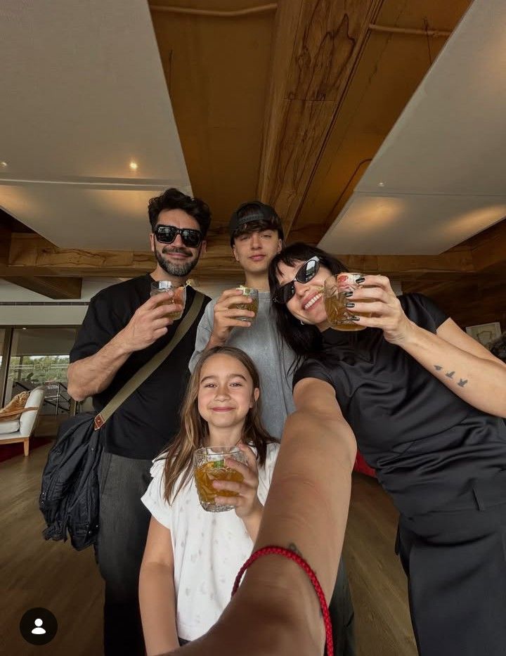 Gonzalo Heredia y Brenda Gandini junto a sus hijos