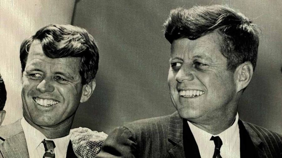 John F. Kennedy junto a su hermano Robert Kennedy