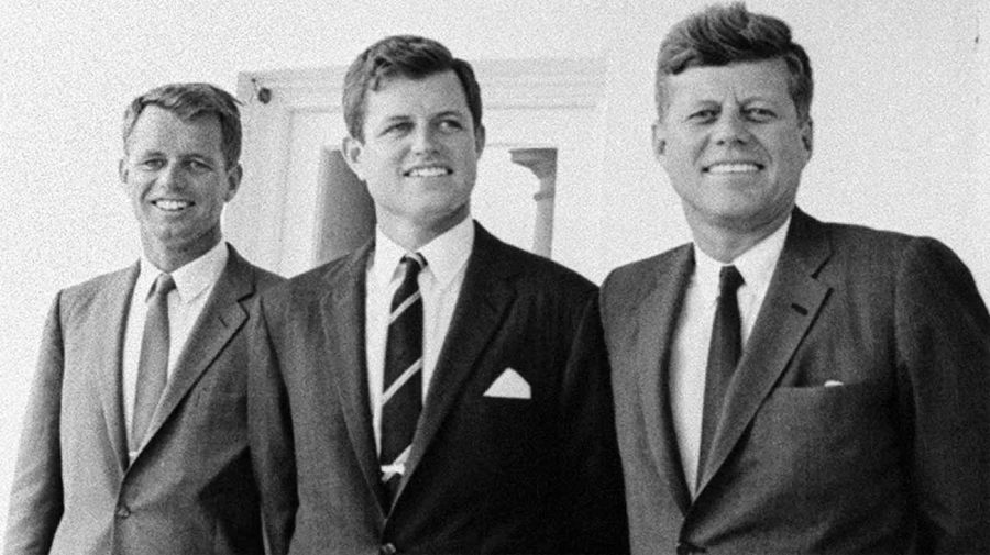 John F. Kennedy junto a su hermano Robert Kennedy