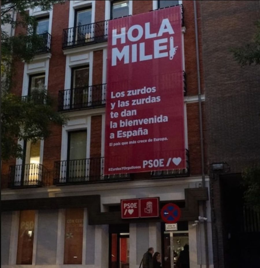 El PSOE colgó una lona en su sede dedicada a Javier Milei, de visita en España: “Los zurdos y zurdas te dan la bienvenida”