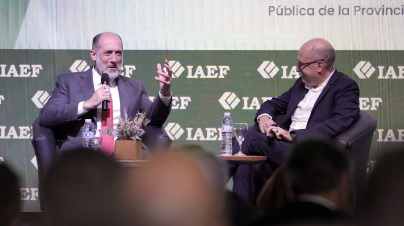 Ministro Acosta en el congreso del IAEF
