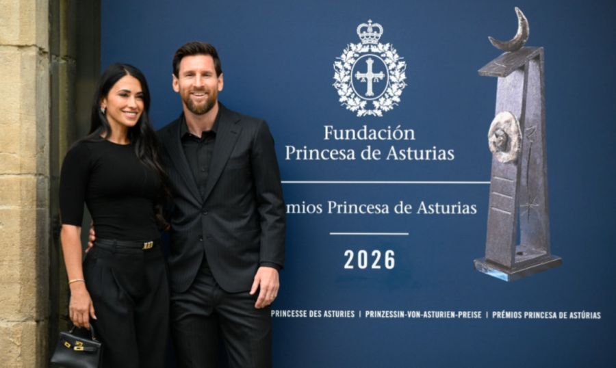 La leyenda del fútbol argentino Lionel Messi posa junto a su esposa Antonela Roccuzzo la víspera de recibir el Premio Princesa de Asturias de los Deportes, en Oviedo, el 22 de octubre de 2026