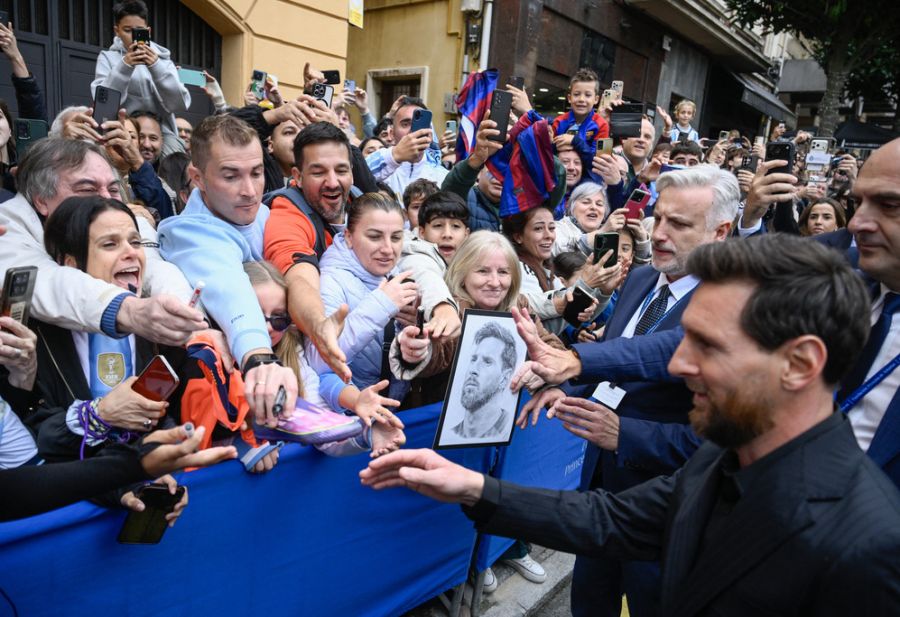 Lionel Messi firma autógrafos tras su llegada a Oviedo para recibir el Premio Princesa de Asturias de los Deportes