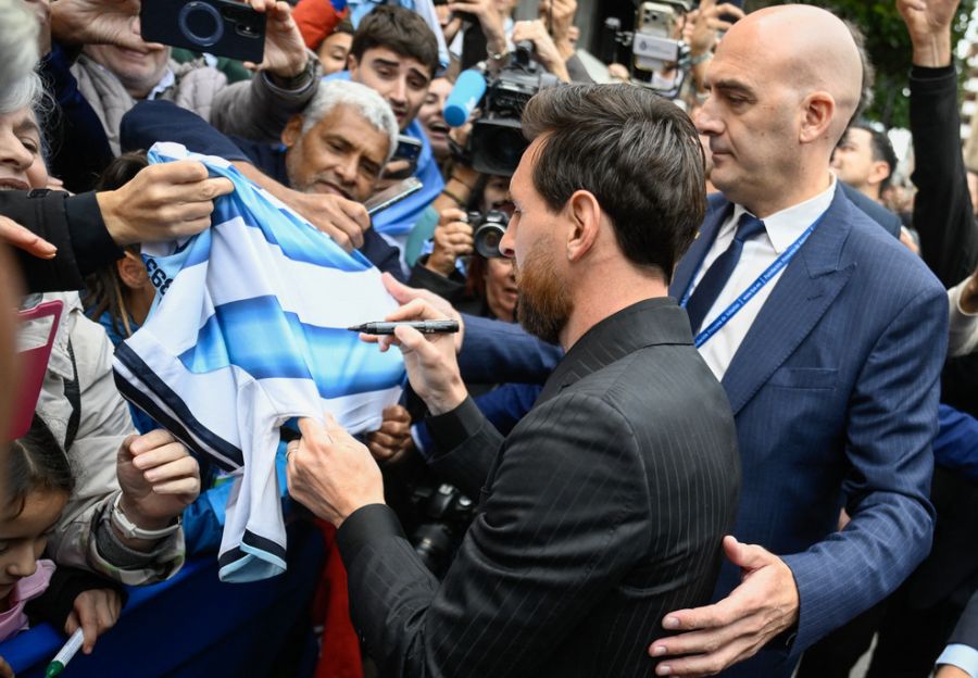 Lionel Messi firma autógrafos tras su llegada a Oviedo para recibir el Premio Princesa de Asturias de los Deportes