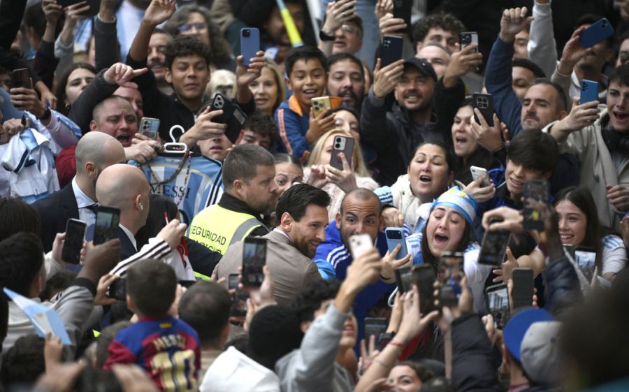 Lionel Messi llega a un evento para jóvenes en el pabellón deportivo de Oviedo el 22 de octubre de 2026