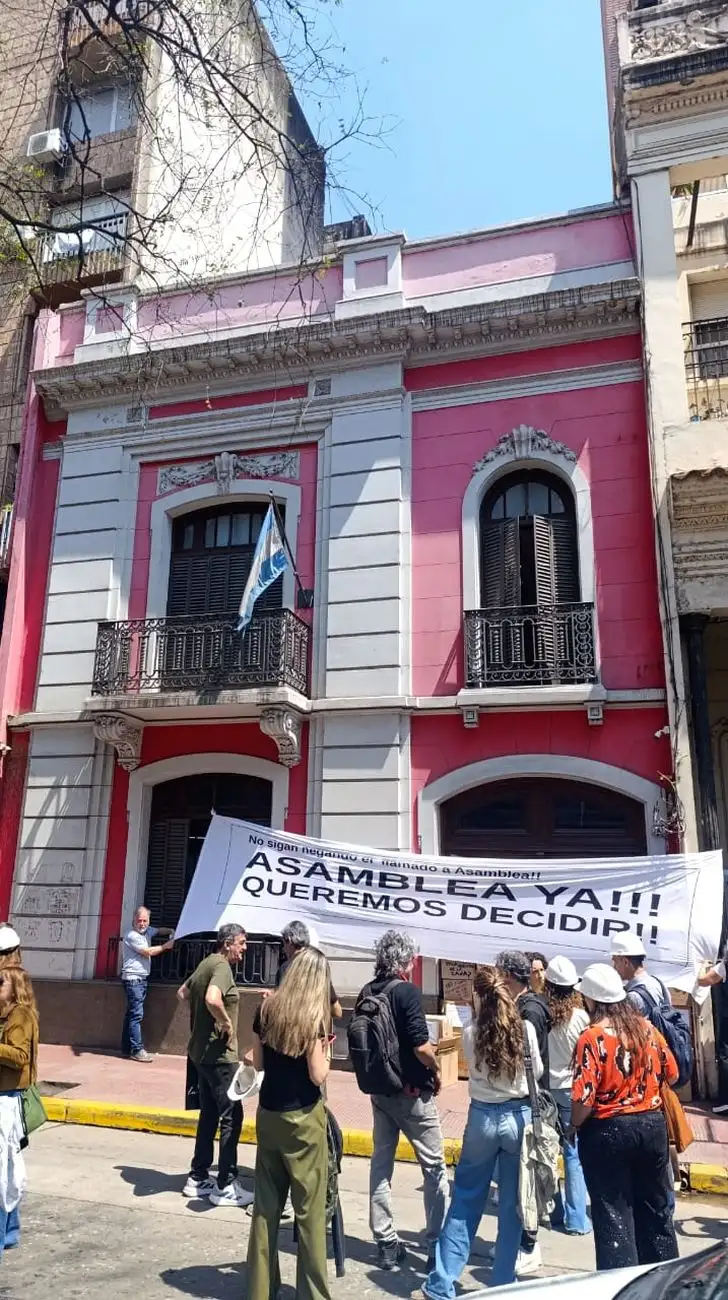 Manifestantes Caja de Previsión ingenieros y arquitectos Córdoba