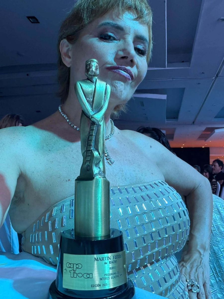 Nancy Pazos con su Martín Fierro a Interés General