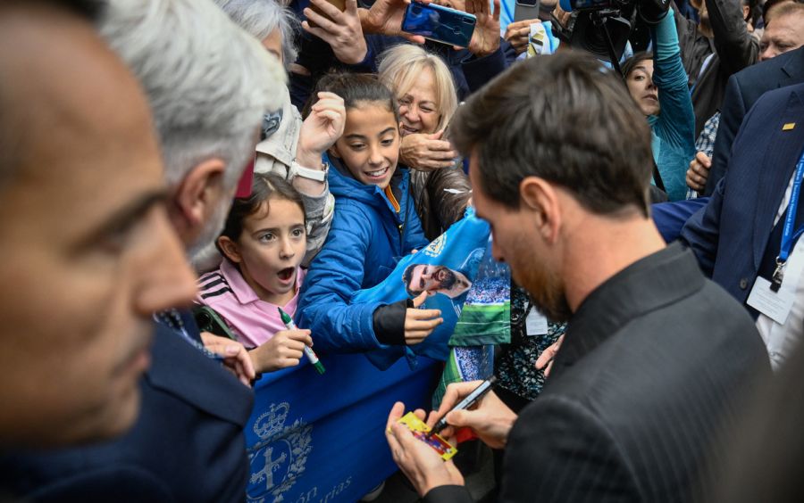 Un niño reacciona mientras Lionel Messi firma un autógrafo tras llegar a Oviedo para recibir el Premio Princesa de Asturias de los Deportes