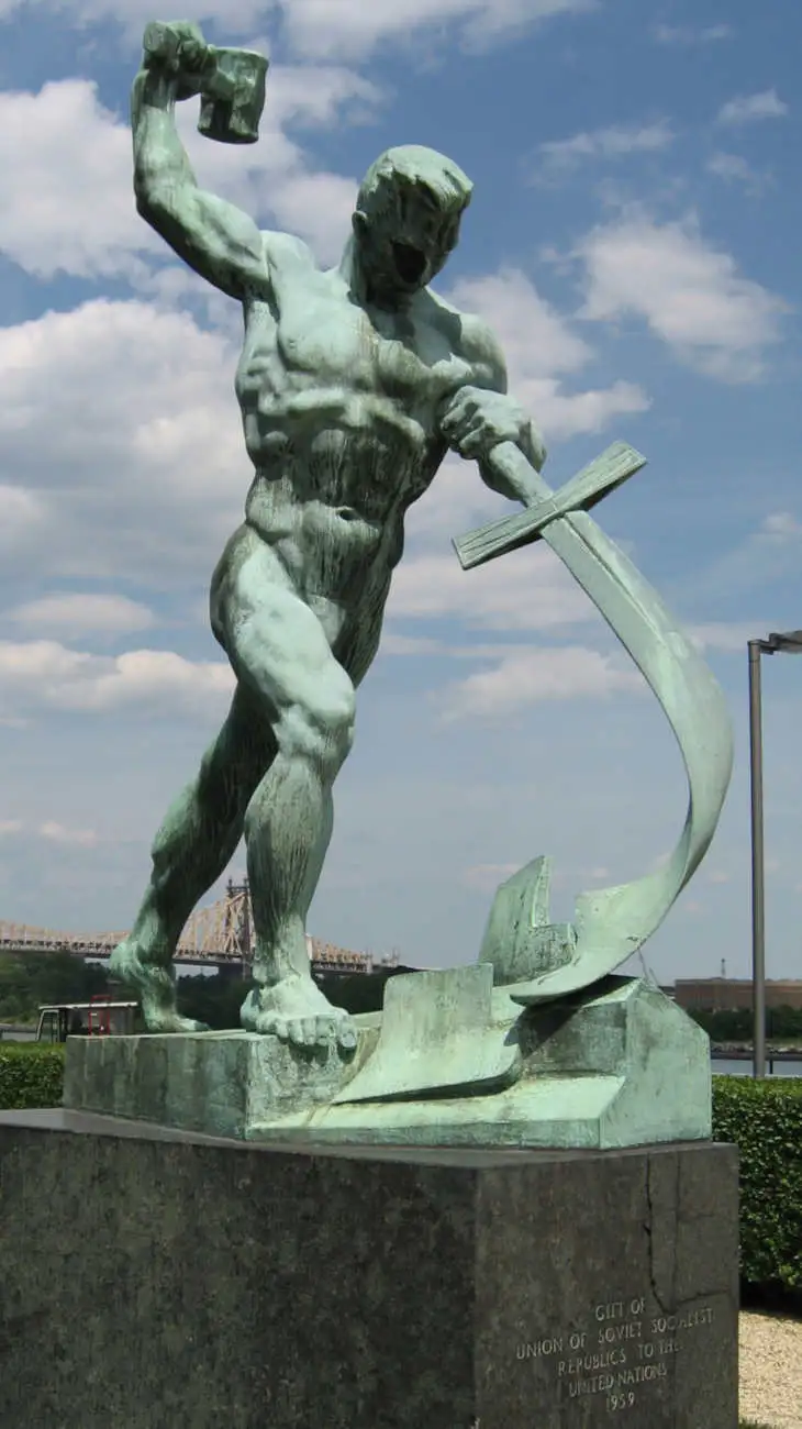 Yevgeny Vuchetich de 1957, Hacer arados de las espadas 21102026