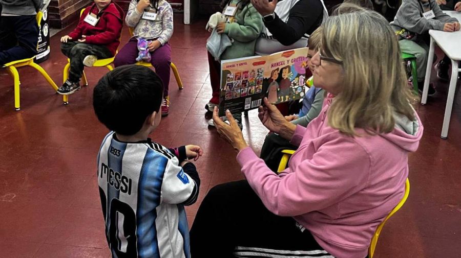 Abuelos leen en escuelas públicas porteñas
