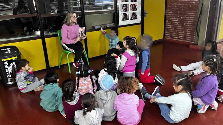 Abuelos leen en escuelas públicas porteñas