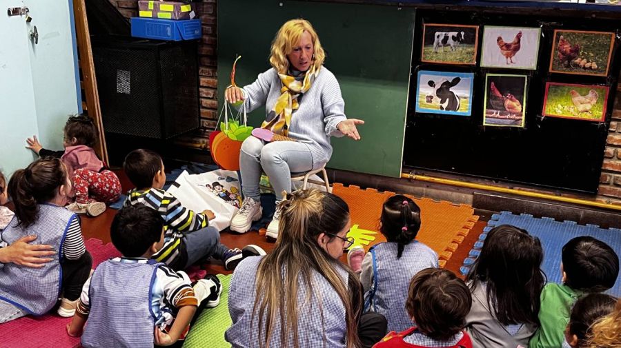 Abuelos leen en escuelas públicas porteñas