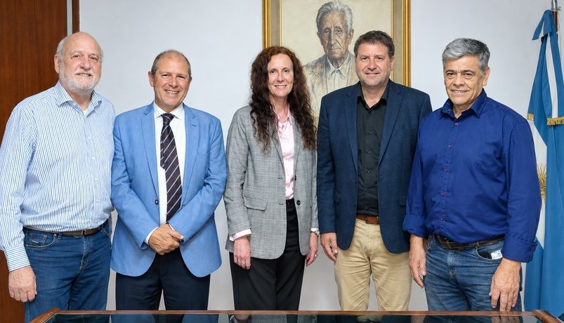 Gvozdenovich con los integrantes del Tribunal de Conducta partidario