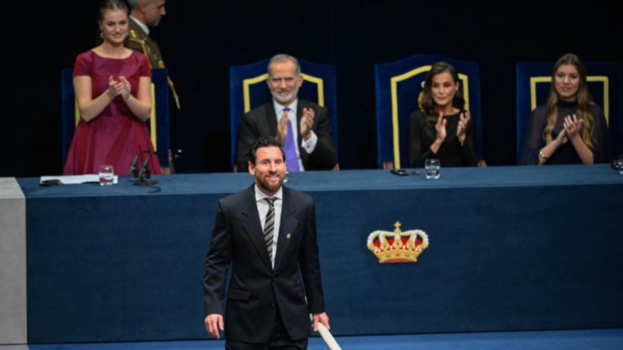 La princesa Leonor de España, el rey Felipe VI, la reina Letizia y la princesa Sofía aplauden mientras la leyenda del fútbol argentino Lionel Messi recibe el Premio Princesa de Asturias de Deportes 2026