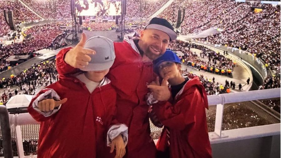 Germán Martitegui y sus dos hijos en el show de BTS