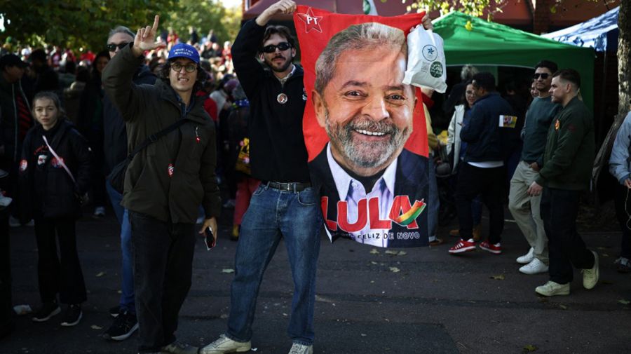 Partidarios de Lula da Silva, esperando resultados electorales en Brasil.