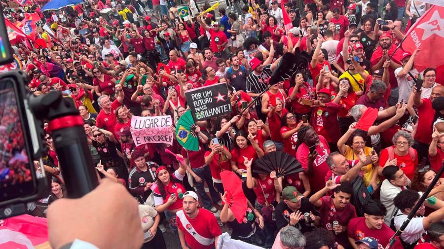 Una multitud acompañó a Lula en la campaña